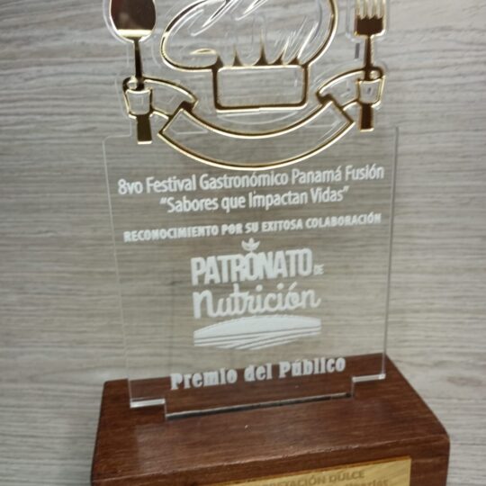 Reconocimiento de Acrilico Transparente con Base de Madera