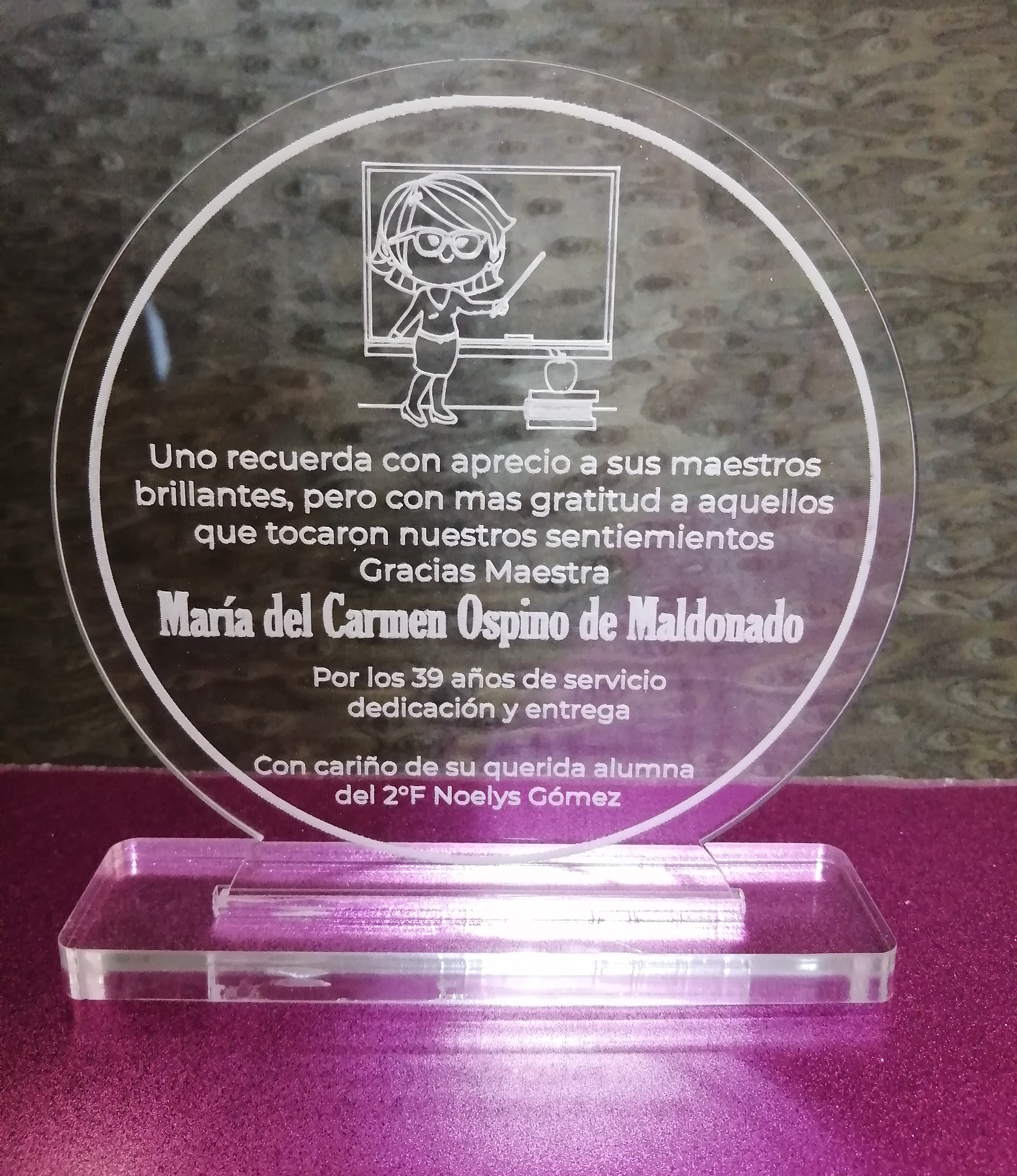 Reconocimiento de Acrílico Grabado Personalizado | 5 Pulgadas | Base de Acrílico | JaimarStore - Image 2