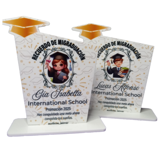 Mini recordatorio de graduación personalizado en acrílico, con base y diseño de graduada, ideal para la Promoción 2025